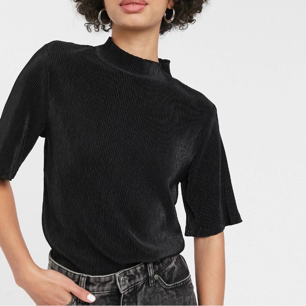 Monki short sleeve high neck ribbed top in black - Picture 2 of 7